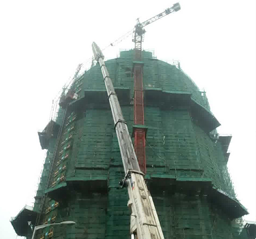 渝北吊车在工地上作业